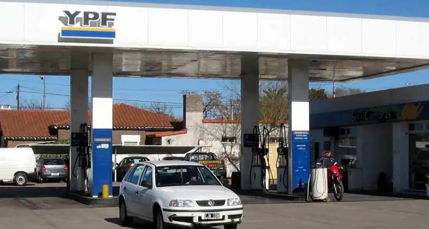 Pimer aumento del año en el precio de los combustibles