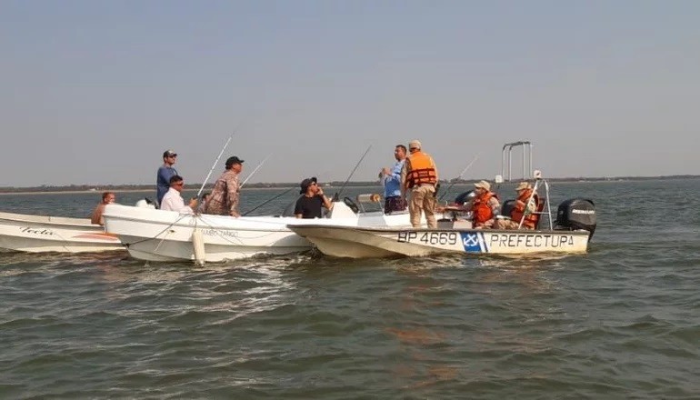 Sancionan a pescadores que anclaron sus lanchas en el canal de navegación